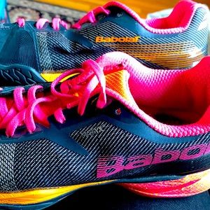 Tennis shoes black with pink trim